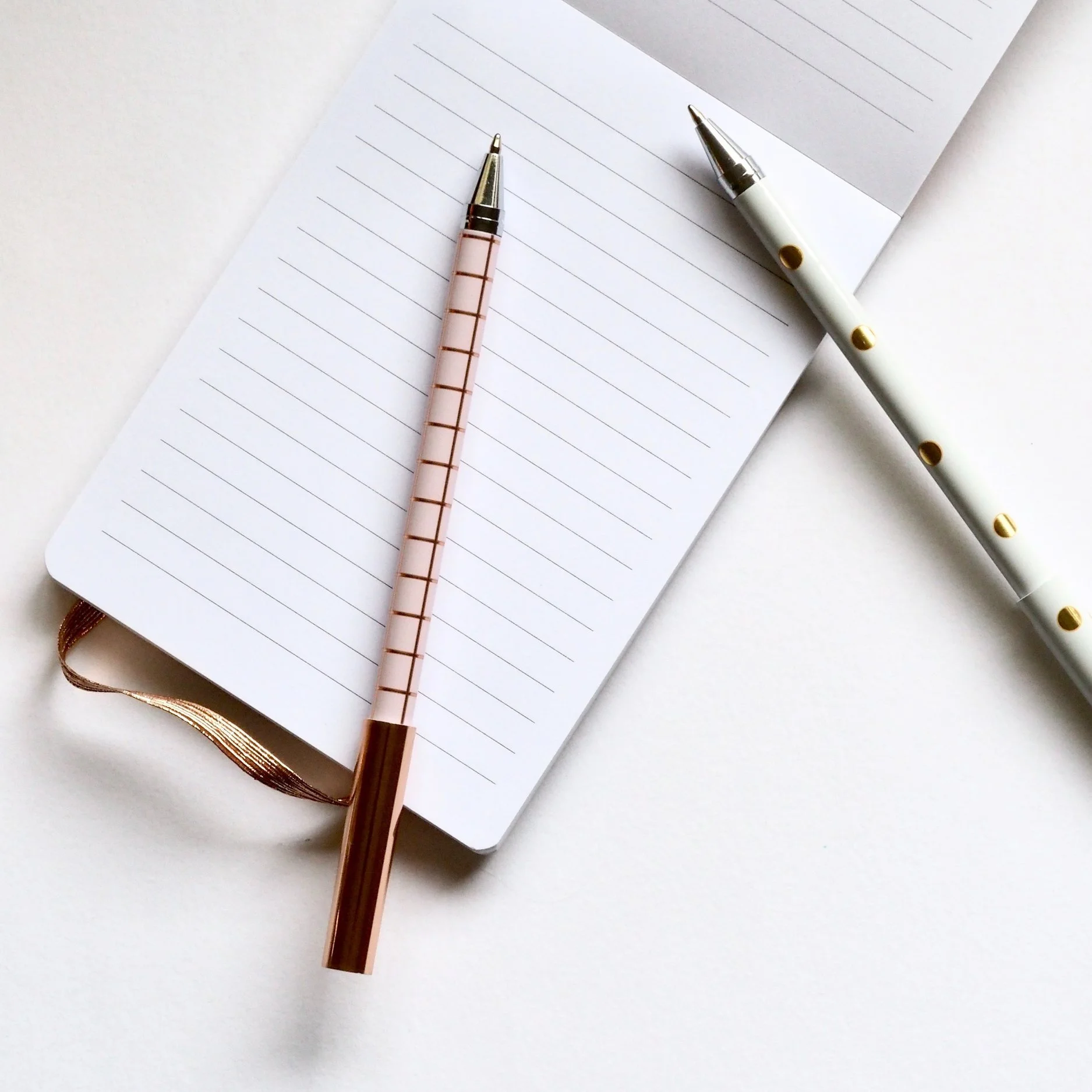 carnet stylo rose  stylo blanc pois dorés